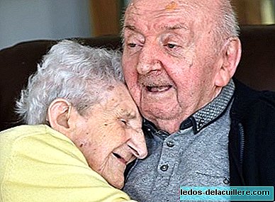 Ta ei lõpe kunagi emaks olemisest: 98-aastane naine kolib koos oma 80-aastase pojaga tema eest hoolitsema