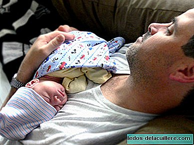 Ne dormez jamais avec votre bébé sur le canapé: les parents racontent leur histoire douloureuse après la perte de leur fils âgé de deux mois