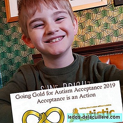 Sedmiletý chlapec s autismem je nucen nosit reflexní vestu ve dvoře, aby ho odlišil od ostatních.
