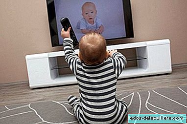 هل ضبط مستوى صوت التلفزيون مرتفعًا جدًا؟ يمكن أن تؤثر على تطور خطاب طفلك