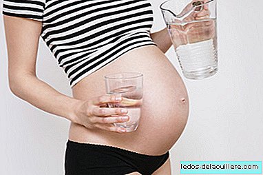 ما أهمية زيادة كمية السوائل أثناء الحمل والرضاعة الطبيعية؟