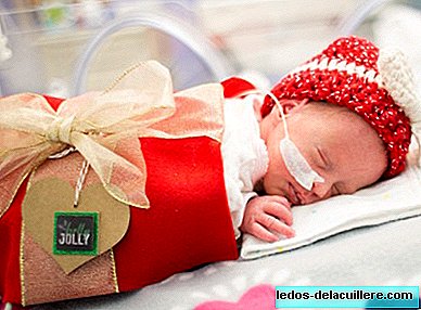 Красиви снимки на недоносени бебета, облечени като коледни подаръци