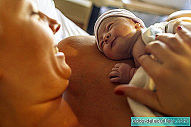 Mereka merekomendasikan menaikkan tempat tidur untuk membantu bayi yang baru lahir bernafas lebih baik ketika dia membuat kulit dengan kulit dengan ibu