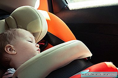 Sie retten mit Dehydrationssymptomen ein 16 Monate altes Baby, das ihr Vater im Auto "vergessen" hat