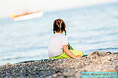 A girl is saved from drowning in the sea while her parents were sleeping: precautions to take on the beach with children