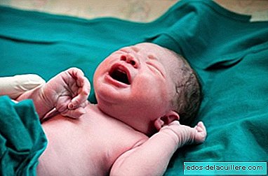 Ένας όγκος απομακρύνεται από ένα μωρό "μισό-γεννημένο", κατά τη διαδικασία του τοκετού