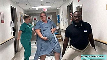 Un dans este marcat pe coridorul spitalului pentru a-ți ajuta copilul să se nască