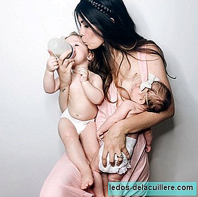 You can give love with a tit and a bottle: this beautiful photo of a mother who breastfeeds and gives the bottle to her babies at the same time