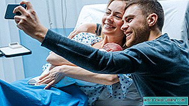 Om ditt barn just har fötts, njut av det och lägg åt sidan mobil: kampanjen på ett sjukhus som inbjuder oss att reflektera