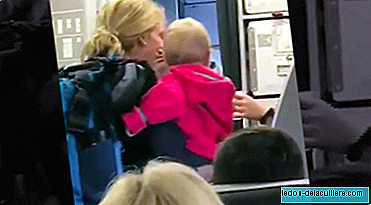 ركبت الطائرة مع أطفالها عندما هاجمها أحد موظفي شركة الخطوط الجوية الأمريكية بعربة أطفال