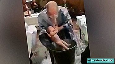En præst i Rumænien er suspenderet for mishandling af en baby under en dåb, fordi han fortsatte med at græde