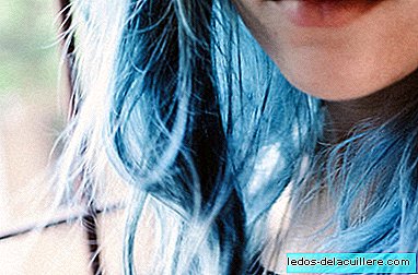לאחר שהסכימה שבנותיה צובעות את שיערן בכחול, האם מסבירה מדוע זה היה משהו חיובי למערכת היחסים שלהן
