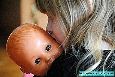 Votre enfant porte-t-il ses poupées sur le côté gauche du corps? Cela pourrait indiquer de meilleures compétences cognitives.