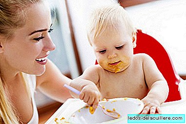 Trvá vaše dieťa na jedení samo? Nechajte to škvrny v pohode a užite si to