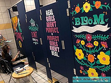 Grupė mokytojų papuošia mokyklos vonios kambarius teigiama žinia savo mokiniams