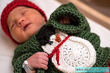 เด็กทารกในโรงพยาบาลแต่งตัวด้วยเสื้อสเวตเตอร์คริสต์มาสที่ทอโดยพยาบาลและพวกเขาดูน่ารักมาก ๆ