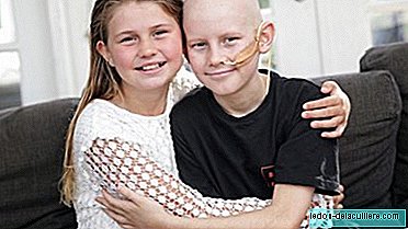 Uma criança com câncer encontra em sua irmã um doador compatível e vive junto o momento do transplante pelo Facetime