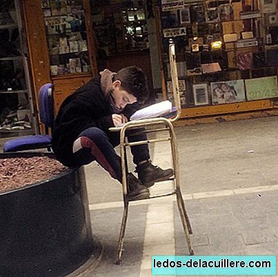 A 12-year-old boy studies in the street while his parents work and brings out outstanding, an inspiring example