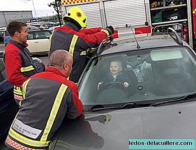 A fourteen month old boy stays locked in the car (but instead of crying, he laughs at the danger)