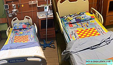A father creates sheets with game designs, for children who are admitted to hospitals or who need to rest in bed