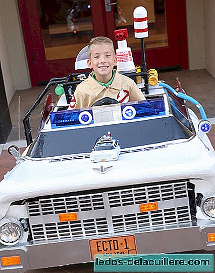 A father transforms his son's wheelchair into a spectacular costume: Ghostbusters Ecto-1