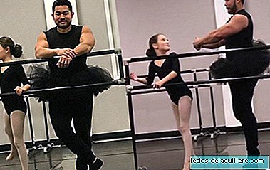 Een geweldige vader: hij zet een tutu op om zijn dochter te vergezellen in haar balletshow