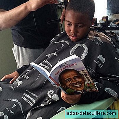 En frisør giver rabatter til børn, der læser højt, mens de klipper deres hår