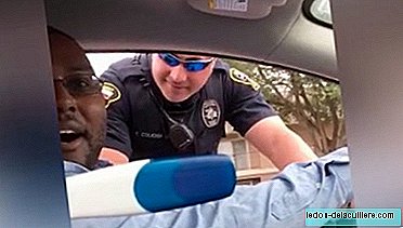 En politimann stopper ham, og de overrasker ham med en av de mest originale graviditetsmeldingene vi har sett