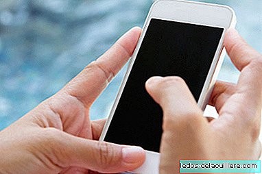 Une adolescente meurt électrocutée en se baignant en utilisant son téléphone portable branché au courant