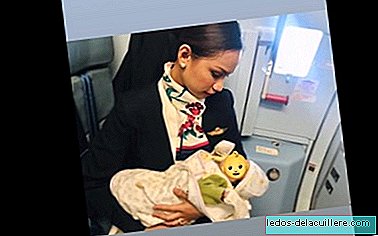 Letuška ošetřuje dítě cestujícího v letu a její gesto štědrosti je virové