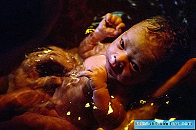 Un bébé sur le point de mourir d'une naissance dans l'eau
