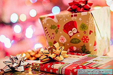 O frumoasă poveste de Crăciun: înainte de a muri, el a lăsat cadouri pentru fiica vecinilor săi în următorii 14 ani