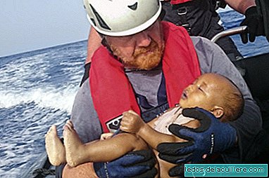 A photo that crushes our hearts: the nameless baby drowned in the sea shows the cruel reality of the refugees