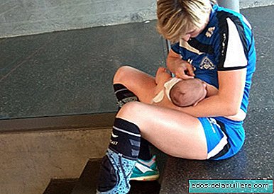 A handball player breastfeeds her baby on the court, a beautiful and very natural image of conciliation