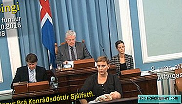 En islandsk lovgiver griber ind i parlamentet med at amme hendes baby (og det ser ud til, at der ikke er nogen der bryder sig)