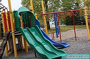 A mother warns of the risk of an accident when she slides off a slide with children sitting on our legs