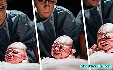 En mamma fotograferar sin egen födelse och bilderna är spektakulära
