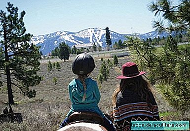Mãe e filha de cinco anos viajam pelo mundo juntas escalando montanhas