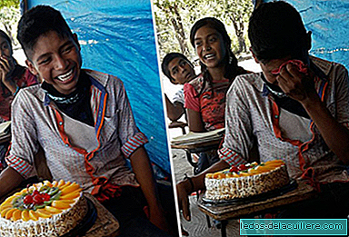 En lärare i Mexiko överraskar en elev genom att föra henne den första födelsedagskakan i sitt liv