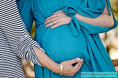 En kvinna föder efter att ha fått en livmodertransplantation från sin tvillingsyster: första fallet i världen