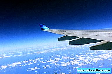 O femeie însărcinată cu gemeni se angajează la muncă la mijlocul zborului: un copil se naște în avion și un altul în Gran Canaria