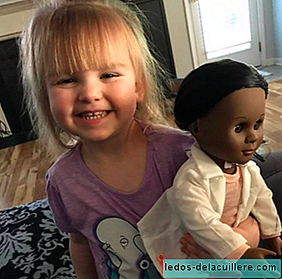 ילדה בת שנתיים מעבירה שיעור לקופאית שהפלה את הבובה השחורה שלה
