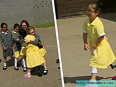 Sedemročné dievča ukazuje svojim spolužiakom novú protézu a jej reakcia sa dotýka