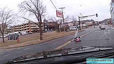 Uma garota cai do carro correndo no meio da rua: a importância de fixar corretamente a cadeira do bebê