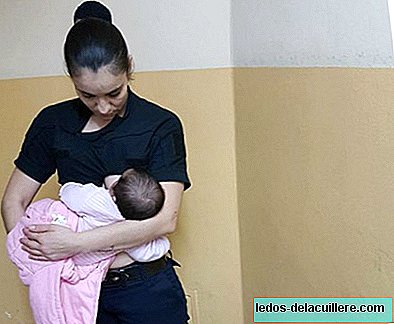 Policijos pareigūnas maitina kūdikį, kurio motina nesutiko prižiūrėti