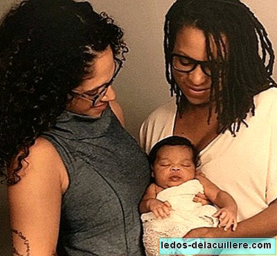 A couple of moms breastfeed their baby: they tell us how they achieved breastfeeding