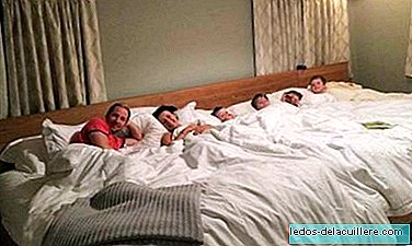 Pasangan menaiki katil 5.5 meter di bilik mereka untuk mereka dan empat anaknya