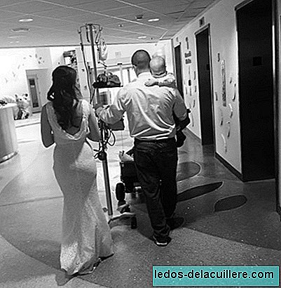 Eltern feiern ihre Hochzeit im Krankenhaus, wo ihr Kind an Krebs erkrankt ist