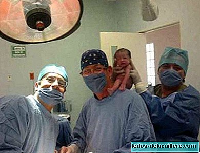 Et si les médecins qui assistaient à votre naissance prenaient une photo avec votre bébé sur les épaules?