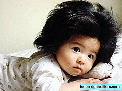 En ik met deze haren! De Japanse Japanse baby met groot haar die een gevoel op Instagram veroorzaakt
